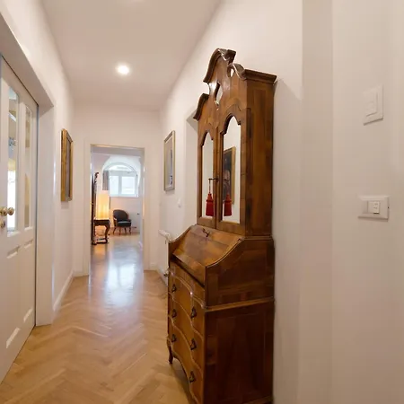 Charles Bridge Unique Maisonette * Praga